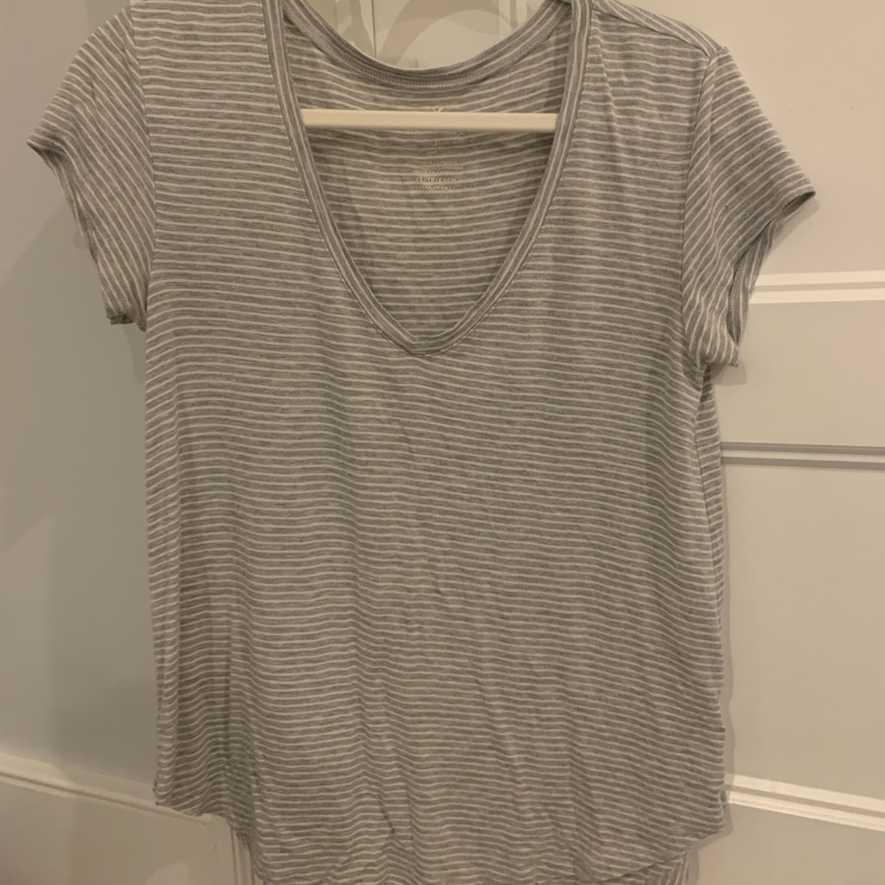 grey and white stripped t-shirt size: xs